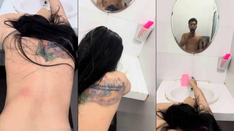Chịch trong phòng tắm em rên to quá phải mở nước để phòng bên cạnh không nghe thấy