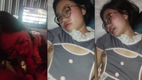 Bé sinh viên kính cận đã dâm em còn mặc quần xẻ đáy để anh chịch không cần cởi
